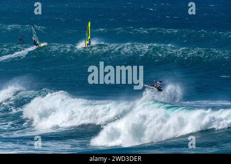 Windsurfen im Hookipa Beach Park, Paia, Maui, Hawaii Stockfoto