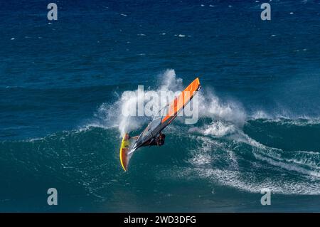 Windsurfen im Hookipa Beach Park, Paia, Maui, Hawaii Stockfoto