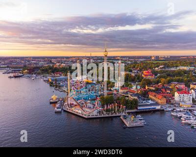 Abendliche Luftaufnahme des Vergnügungsparks Gröna Lund in Stockholm, im Sommer. Teilweise bewölkter Himmel, farbenfroher Abend. Stockfoto