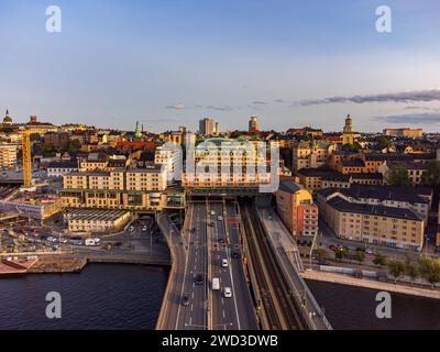 Die Hauptstraße führt durch Stockkholms Innenstadt und führt in einen Tunnel. Der Bezirk Södermalm darüber. Blick auf die Drohne, Ende august. Stockfoto