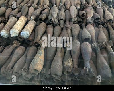 Nicht explodierte Landminen und Streubomben bleiben nach dem Krieg überall in Kambodscha aufgefangen, jetzt im Museum der Landminen in Siem Reap Kambodscha, riesiger amo Stockfoto