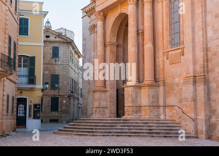 Ciutadella, Menorca, Balearen, Spanien. Blick über die Piazza de la Catedral bis zur großen Südwesttür der Kathedrale. Stockfoto