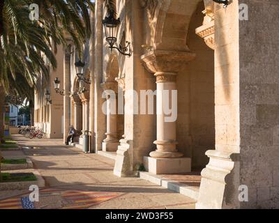 Ciutadella, Menorca, Balearen, Spanien. Untere Fassade des Rathauses aus dem 19. Jahrhundert auf der Plac d'es Born, Sonnenaufgang. Stockfoto