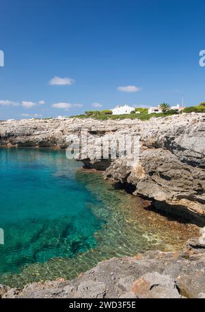 Cala en Bosc, Menorca, Balearen, Spanien. Blick auf die ruhige Bucht am Cap d'Artrutx. Stockfoto