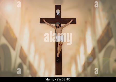 Statue mit dem Bild des Gekreuzigten Jesus - Holzkreuz und Jesus Christus - Herr Jesus Stockfoto