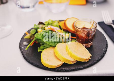 Gänselebersalat mit Feigenkonfiture im Restaurant Stockfoto