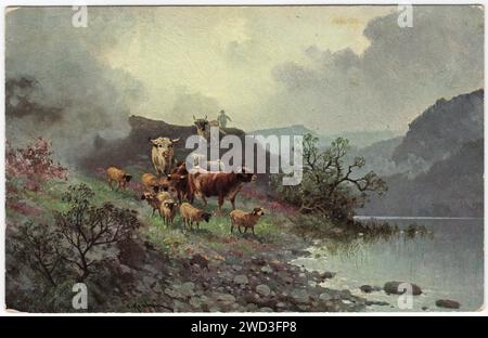 Eine antike Postkarte zeigt einen Hirten mit einer Herde von Kühen und Schafen am Ufer eines Sees oder Flusses in einem Bergregion. Bayern, Deutschland. Um 1918 Stockfoto