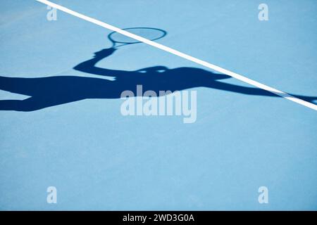 Schatten, Tennis und Spieler auf dem blauen Outdoor-Platz zum Servieren, Match oder Spiel beginnen mit Training oder Wettkampf. Person, Sportler oder Ballsilhouette Stockfoto