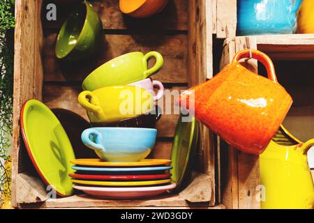 Verschiedene bunte Tassen und Teller auf dem französischen Markt in Camargue Stockfoto