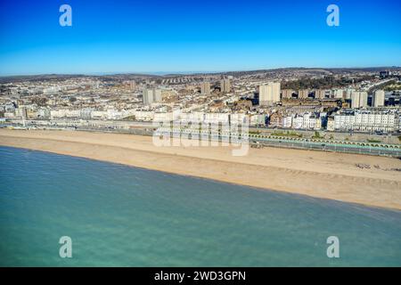 Brighton Küste mit viktorianischen Gebäuden entlang Marine Drive und Madeira Drive mit der Volks Electric Railway im Vordergrund, Luftbild. Stockfoto