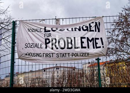 Görlitzer Park, Banner, Unterkunft First statt Polizei, Drogenumschlagplatz, Händler, Kriminalität, Berlin Stockfoto