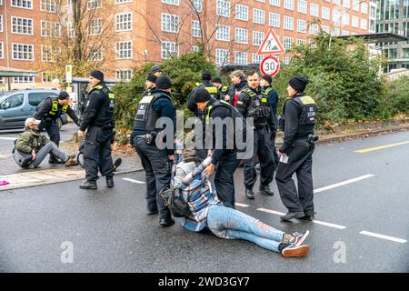 Demo, Elsenbrücke, Letzte Generation, Klimaaktvisten sperren den Verkehr zur Elsenbrücke, Blockade in Berlin-Treptow, der Protest gestartet unter dem T Stockfoto