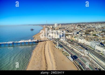 Luftbild zeigt Brighton Beach in Richtung Victorian Palace Pier, einem beliebten Badeort in East Sussex England. Stockfoto