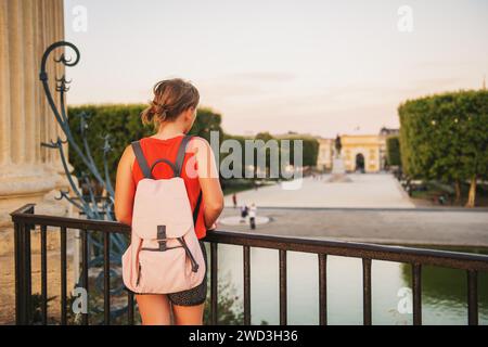 Kleine Touristin auf den Straßen der alten europäischen Stadt, im Rucksack. Rückansicht, Aufnahme in Montpelier, Südfrankreich Stockfoto