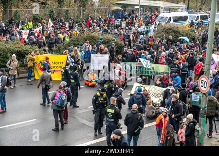 Demo, Elsenbrücke, Letzte Generation, Klimaaktvisten sperren den Verkehr zur Elsenbrücke, Blockade in Berlin-Treptow, der Protest gestartet unter dem T Stockfoto