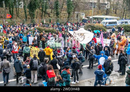 Demo, Elsenbrücke, Letzte Generation, Klimaaktvisten sperren den Verkehr zur Elsenbrücke, Blockade in Berlin-Treptow, der Protest gestartet unter dem T Stockfoto