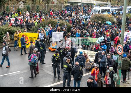 Demo, Elsenbrücke, Letzte Generation, Klimaaktvisten sperren den Verkehr zur Elsenbrücke, Blockade in Berlin-Treptow, der Protest gestartet unter dem T Stockfoto