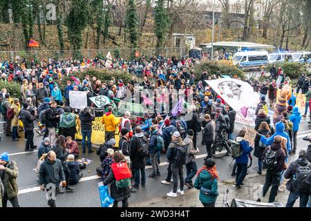 Demo, Elsenbrücke, Letzte Generation, Klimaaktvisten sperren den Verkehr zur Elsenbrücke, Blockade in Berlin-Treptow, der Protest gestartet unter dem T Stockfoto