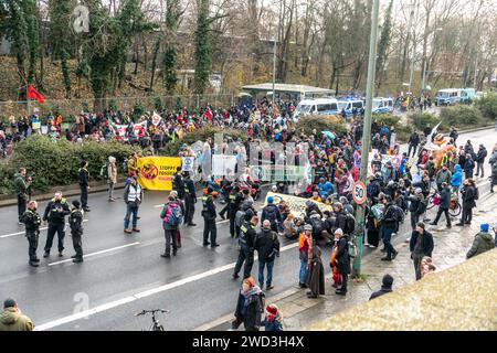 Demo, Elsenbrücke, Letzte Generation, Klimaaktvisten sperren den Verkehr zur Elsenbrücke, Blockade in Berlin-Treptow, der Protest gestartet unter dem T Stockfoto