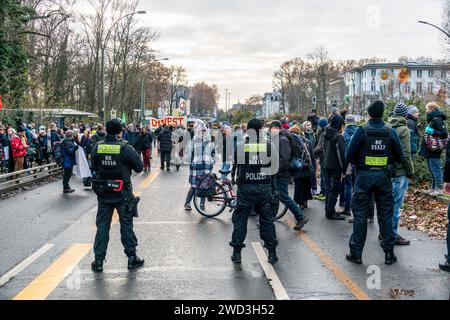 Demo, Elsenbrücke, Letzte Generation, Klimaaktvisten sperren den Verkehr zur Elsenbrücke, Blockade in Berlin-Treptow, der Protest gestartet unter dem T Stockfoto