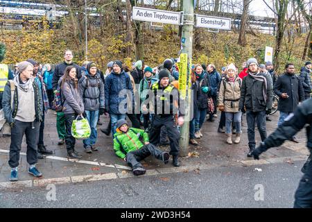 Demo, Elsenbrücke, Letzte Generation, Klimaaktvisten sperren den Verkehr zur Elsenbrücke, Blockade in Berlin-Treptow, der Protest gestartet unter dem T Stockfoto