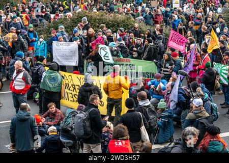 Demo, Elsenbrücke, Letzte Generation, Klimaaktvisten sperren den Verkehr zur Elsenbrücke, Blockade in Berlin-Treptow, der Protest gestartet unter dem T Stockfoto