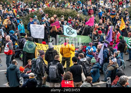 Demo, Elsenbrücke, Letzte Generation, Klimaaktvisten sperren den Verkehr zur Elsenbrücke, Blockade in Berlin-Treptow, der Protest gestartet unter dem T Stockfoto