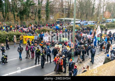 Demo, Elsenbrücke, Letzte Generation, Klimaaktvisten sperren den Verkehr zur Elsenbrücke, Blockade in Berlin-Treptow, der Protest gestartet unter dem T Stockfoto