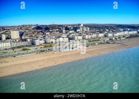 Luftaufnahme der Küste von Brighton mit viktorianischen Gebäuden entlang des Marine Drive und Madeira Drive mit der Volks Electric Railway im Vordergrund. Stockfoto