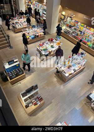 Blick hinunter in den Souvenirladen im Museum of Modern Art in New York City. Stockfoto