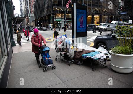 Obdachloser, der im Winter in Midtown Manhattan, New York City, an der Ecke E. 40th Street und 3rd Avenue ein Schlafquartier eingerichtet hat. Stockfoto