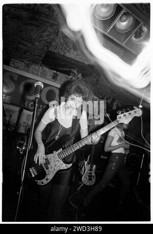 Marika Gauci von der walisischen Punkband Gouge spielte am 28. August 1994 live bei Newprt TJs. Die Indie-Rock-Band wurde 1992 in Cardiff, Wales gegründet. Nach zwei erfolgreichen Singles trennten sie sich während der Aufnahme ihres Debütalbums 1995. Stockfoto