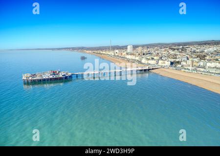 Aus der Vogelperspektive des Victorian Palace Pier in Brighton, eine beliebte Attraktion in diesem beliebten Resort City in East Sussex, England. Stockfoto