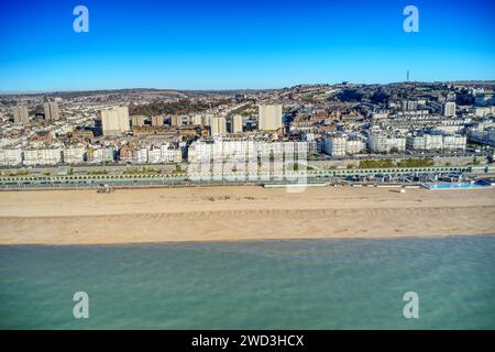 Brighton Küste mit viktorianischen Gebäuden entlang Marine Drive und Madeira Drive mit der Volks Electric Railway im Vordergrund, Luftaufnahme. Stockfoto