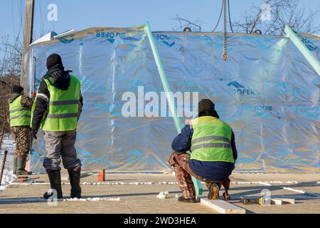 Nicht exklusiv: YAHIDNE, UKRAINE - 17. JANUAR 2024 - die Arbeiten zum Wiederaufbau eines der Häuser, die von russischen Invasoren zerstört wurden, finanziert aus dem Staatshaushalt Stockfoto