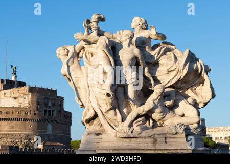 ROM, ITALIEN - 1. SEPTEMBER 2021: Die Skulptur die Treue zum Statut Marmor auf der Brücke Ponte Vittorio Emanuele II von Giuseppe Romagnoli (1910 Stockfoto