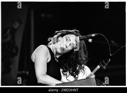 OUI 3, CARDIFF BIG WEEKEND, 1994: Blair Booth von Oui 3 spielt am Cardiff Big Weekend am 12. August 1994. Foto: Rob Watkins. INFO: Oui3, eine britische elektronische Musikgruppe, die in den 90er Jahren gegründet wurde, vermischte Soul, Jazz und Trip-Hop. Ihre Single „for What IT's Worth“ und das Album „Oui Love You“ demonstrierten ihren sanften und anspruchsvollen Sound Stockfoto