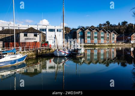Truro, Großbritannien. Januar 2024. Es gab herrliche Sonne nach einem Schneestäuben heute Morgen in Truro, Cornwall. Die Kathedrale sah unter blauem Himmel atemberaubend aus. Die Prognose ist für 4C mit mehr Eisbedingungen über Nacht. Quelle: Keith Larby/Alamy Live News Stockfoto