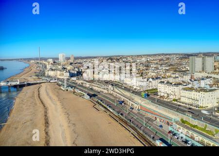 Luftbild von Brighton Beach und Madeira Drive in Richtung Victorian Palace Pier, einem beliebten Badeort in East Sussex England. Stockfoto