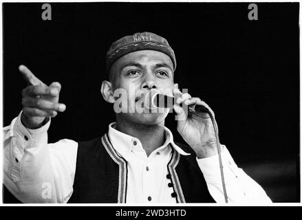 OUI 3, CARDIFF BIG WEEKEND, 1994: Trevor Miles of Oui 3 spielt am Cardiff Big Weekend am 12. August 1994. Foto: Rob Watkins. INFO: Oui3, eine britische elektronische Musikgruppe, die in den 90er Jahren gegründet wurde, vermischte Soul, Jazz und Trip-Hop. Ihre Single „for What IT's Worth“ und das Album „Oui Love You“ demonstrierten ihren sanften und anspruchsvollen Sound Stockfoto