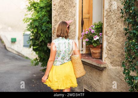 Süßes kleines Mädchen, das Sommerurlaub in der Provence genießt. Aufnahme in Valensole, Departement Alpes-de-Haute-Provence, Frankreich. Rückansicht Stockfoto