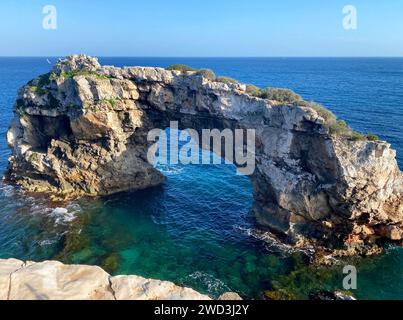 Wunderschöner Blick auf den natürlichen Felsbogen (13 Meter hoch) am Aussichtspunkt Mirador es Pontas auf Mallorca, Santanyí, Balearen, Spanien Stockfoto