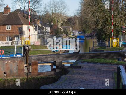 Die hydraulische Hubbrücke von Aldermaston über den Kennet- und Avon-Kanal wurde zur Reparatur entfernt. Von der Kanalschleuse Aldermaston Wharf aus gesehen. Stockfoto