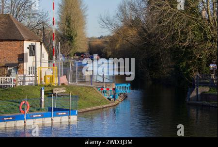 Die hydraulische Hubbrücke von Aldermaston über den Kennet- und Avon-Kanal wurde zur Reparatur entfernt. Von der Kanalschleuse Aldermaston Wharf aus gesehen. Stockfoto