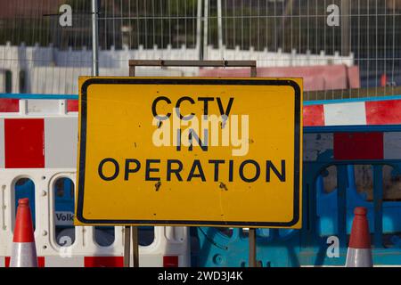 Die hydraulische Hubbrücke von Aldermaston über den Kennet- und Avon-Kanal wurde zur Reparatur entfernt. Die A340 ist für den Verkehr gesperrt. CCTV Stockfoto