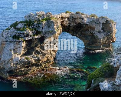 Wunderschöner Blick auf den natürlichen Felsbogen (13 Meter hoch) am Aussichtspunkt Mirador es Pontas auf Mallorca, Santanyí, Balearen, Spanien Stockfoto