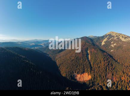 Berggipfel vor dem blauen Himmel. Natürliche Landschaft. Blick von der Drohne. Stockfoto