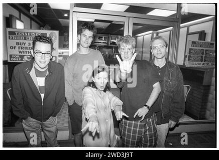 Die US-amerikanische Indie-Band Velocity Girl fotografierte am 28. August 1994 vor Newport TJs. Foto: Rob Watkins. INFO: Velocity Girl, eine US-amerikanische Indie-Pop- und Shoegaze-Band aus den 90ern, brachte einen melodischen und traumhaften Sound. Alben wie „Copacetic“ präsentierten ihre Mischung aus Jangle-Pop und Noise-Pop und trugen so zu den Indie- und alternativen Musikszenen ihrer Ära bei. Stockfoto