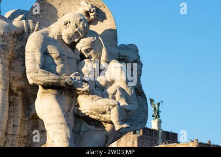 ROM, ITALIEN - 1. SEPTEMBER 2021: Das Detail der Marmorskulptur Il Valore Militare auf der Brücke Ponte Vittorio Emanuele II Stockfoto