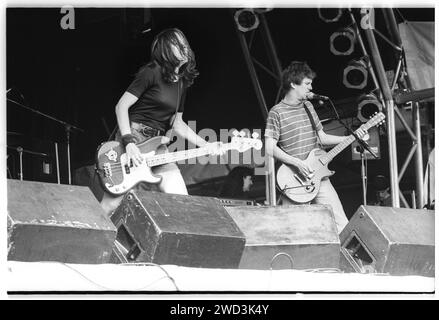 Laura Ballance und Mac McCaughan von den amerikanischen Indie-Legenden Superchunk auf der Pyramid Stage beim Glastonbury Festival, Pilton, England, Freitag, 25. Juni 1993. Foto: ROB WATKINS. BAND INFO: Superchunk, gegründet 1989, ist eine bahnbrechende Indie-Rock-Band aus Chapel Hill, North Carolina. Bekannt für ihren energiegeladenen und melodischen Punk-Sound war die Band unter der Leitung von Mac McCaughan eine konsequente und einflussreiche Kraft in der alternativen Musiklandschaft. Stockfoto